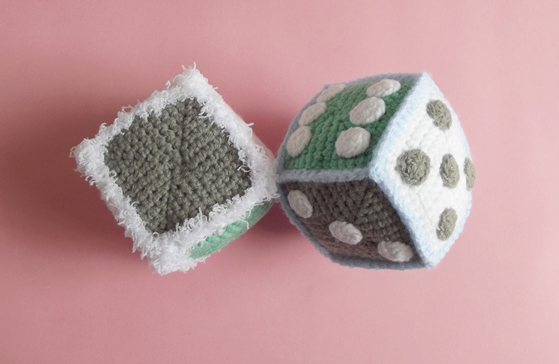 Amigurumi cubes with dots like dice: free crochet pattern. Worked in the round, crocheted together, and all the sides are different colours.