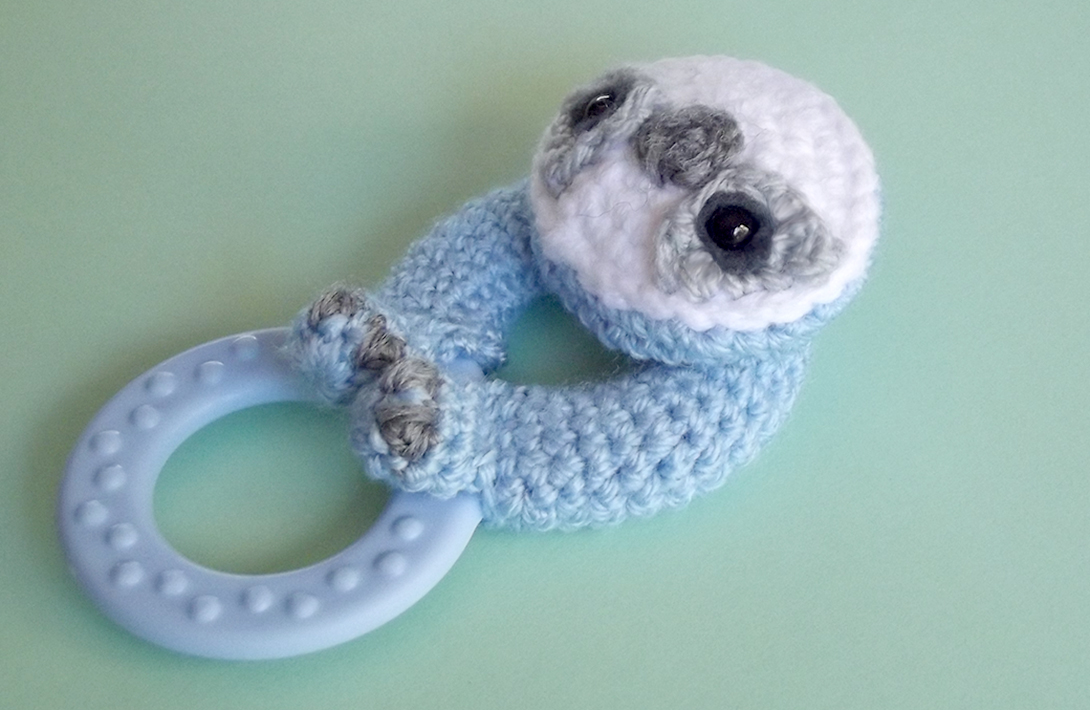 How to crochet around any teething ring for a baby. Free crochet pattern, with a cute sloth face!