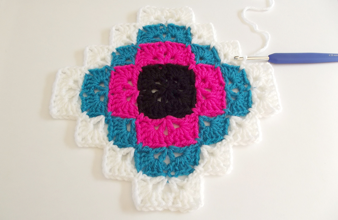 Free crochet pattern: tribal wall hanging. Easy Southwestern style design
