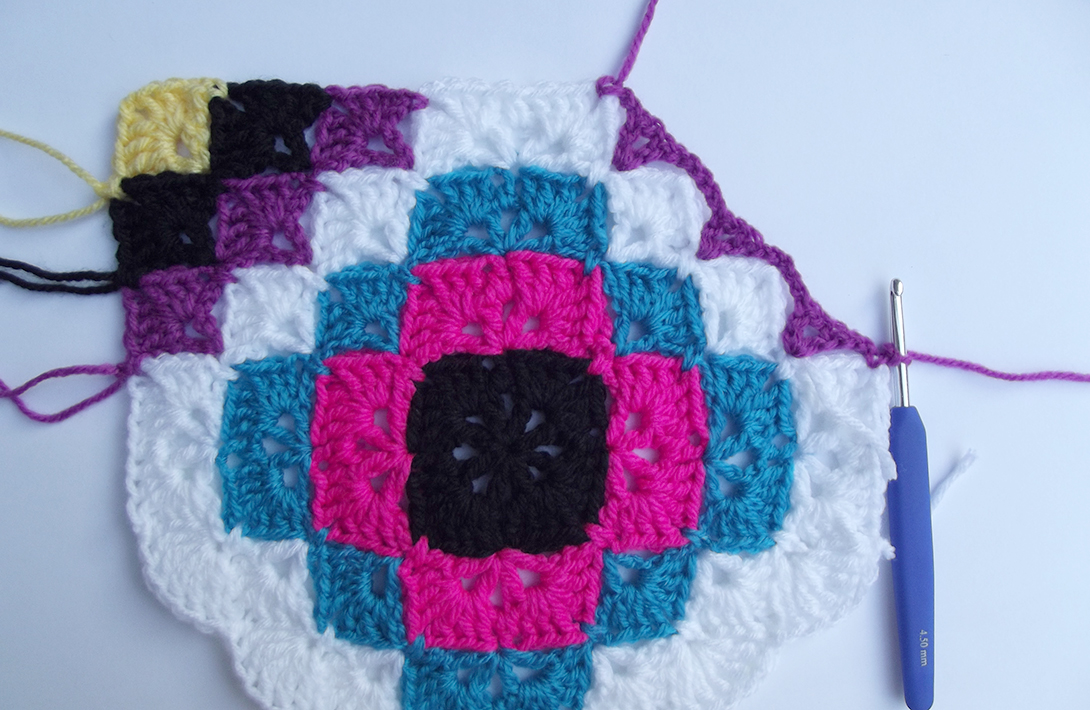 Free crochet pattern: tribal wall hanging. Easy Southwestern style design