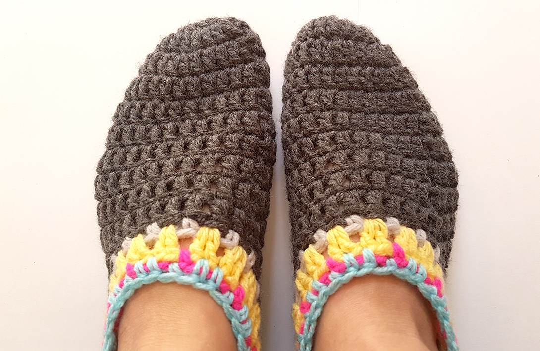 Free crochet pattern for adult slippers. Very quick and easy booties for wearing around the house.