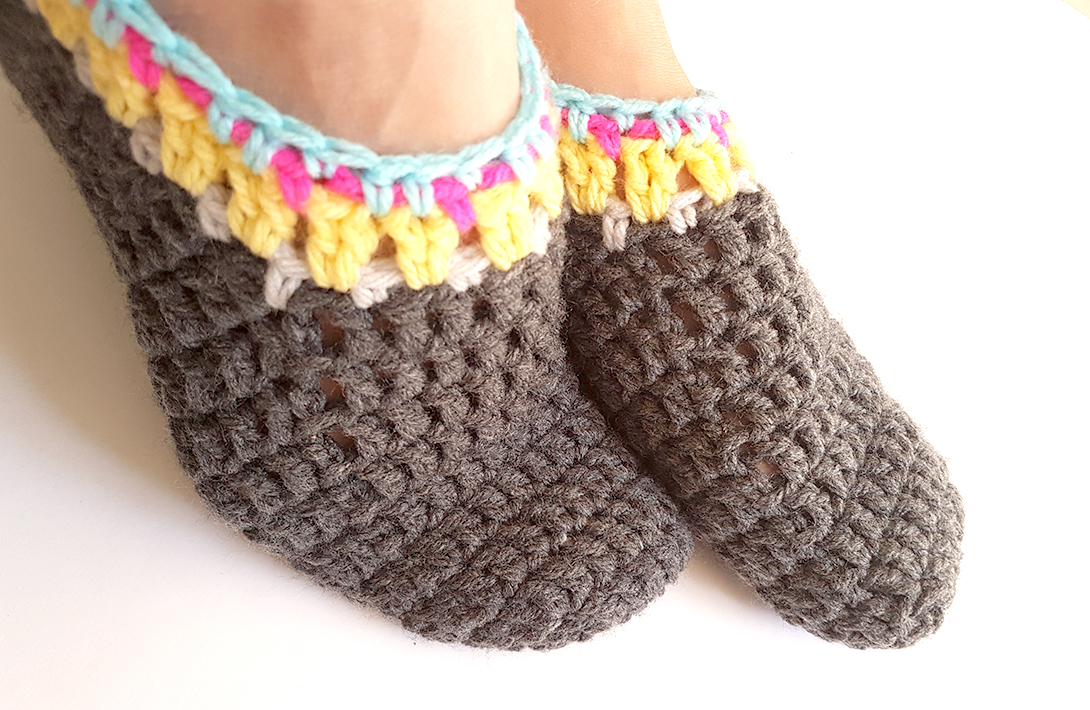 Free crochet pattern for adult slippers. Very quick and easy booties for wearing around the house. http://www.projectarian.com/2016/05/02/project-018-crochet-slippers-adults/