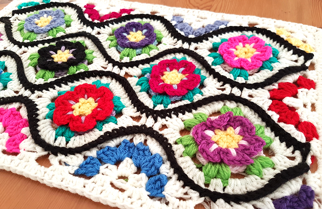 Moroccan Garden: Free crochet pattern for a floral Ogee tile with halves and quarter pieces