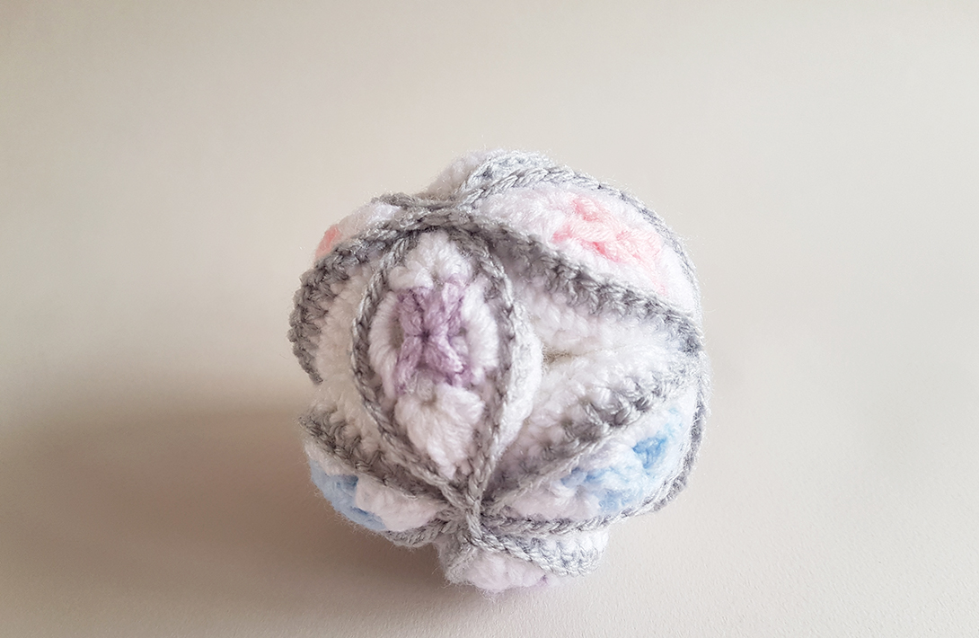 Free Pattern: Crochet Amish Puzzle Ball - New Harlequin design by Projectarian