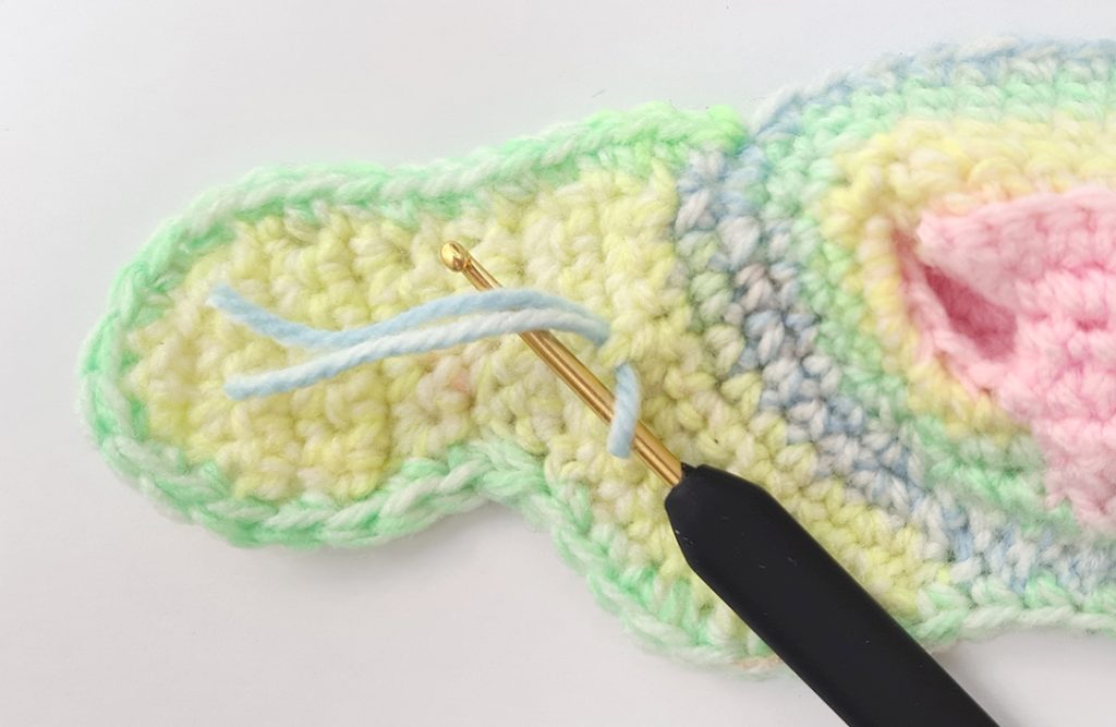 Attaching yarn with a hook